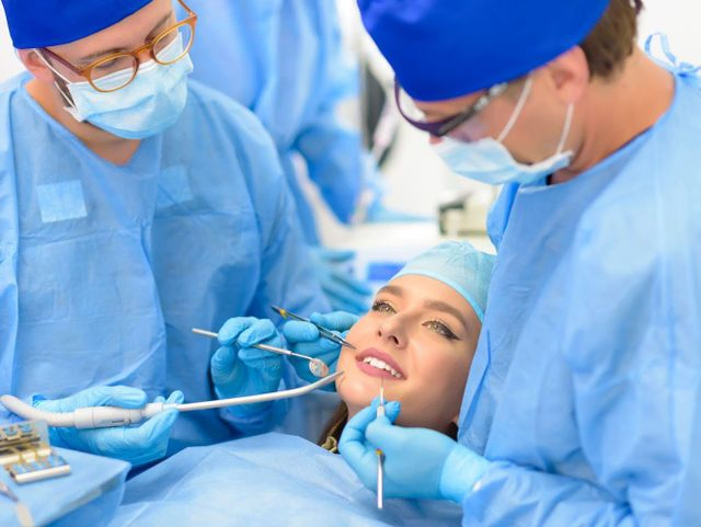 chica recibiendo tratamiento dental